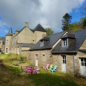  Hébergement de vacances Chateau De Kerouallan